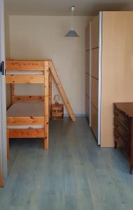 a room with a bunk bed and a staircase at Appart Bord de Mer, 6 PLaces, Plage à 250 m, Dune, Parking gratuit, Rez de Chaussée surélevé in Saint-Hilaire-de-Riez