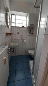 リューベックにある1-Zimmer-Apartment-2-Hochparterreのバスルーム(洗面台、トイレ付)