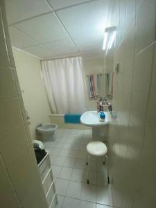 La salle de bains est pourvue d'un lavabo et de toilettes. dans l'établissement T2 sobre a praia - Albufeira/Olhos de Água, à Albufeira