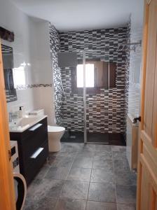La salle de bains est pourvue d'une douche, d'un lavabo et de toilettes. dans l'établissement Casa Rural Güilones, Parque Natural de Ponga, à Sobrefoz