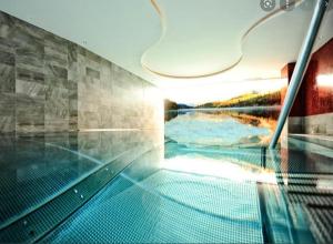 Bazén v ubytování Biancas Luxury Apartment close Ischgl Spa & Pool ganze Ferienwohnung nebo v jeho okolí