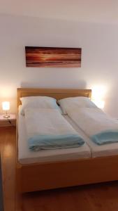 リューベックにある2-Zimmer-Ferienwohnung-im-1-Obergeschossのベッド1台(枕2つ付)