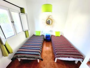 Arroteia de BaixoにあるCasas Típicas Algarviasの窓付きの客室で、長めのベッド2台が備わります。