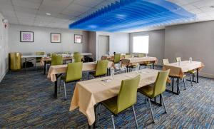 una sala da pranzo con tavoli, sedie e soffitti blu di Holiday Inn Express & Suites Ashtabula-Geneva, an IHG Hotel ad Austinburg