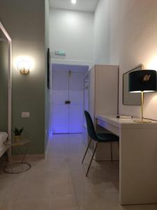 Habitación con escritorio y puerta morada. en RELAIS TORRE GLORIA, en Nápoles 75 fotos más