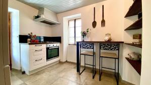 Kuchyň nebo kuchyňský kout v ubytování La Joannassiène, maison Ardéchoise de caractère