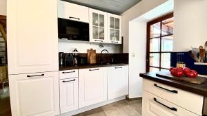 Kuchyň nebo kuchyňský kout v ubytování La Joannassiène, maison Ardéchoise de caractère
