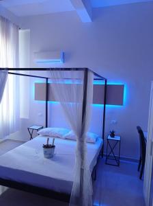 - une chambre avec un lit bleu clair dans l'établissement RELAIS TORRE GLORIA, à Naples