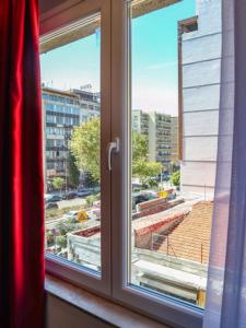okno z widokiem na miasto w obiekcie Luxury Suites VASKO 1 w Salonikach
