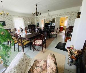 een woonkamer met een eettafel en stoelen bij Pollin Piha in Töfsala +24 foto's