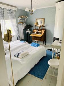 een slaapkamer met een bed en een bureau erin bij Pollin Piha in Töfsala
