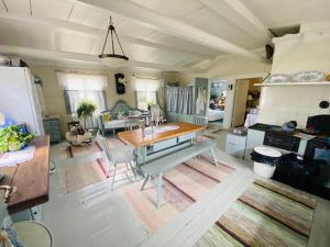 a living room with a table and a kitchen at Pollin Piha in Töfsala