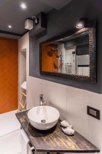 bagno con lavandino e specchio di Casa Babbuino a Verona