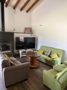 Sala de estar con 2 sofás y mesa en EL LLANO, en Candeleda