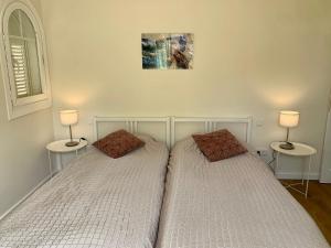 two twin beds in a bedroom with two lamps at Casa Vista del Mar 1 in Morro del Jable +18 photos