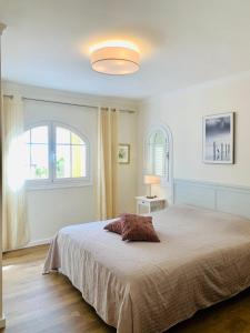 um quarto com uma cama grande e uma janela grande em Casa Vista del Mar 1 em Morro del Jable