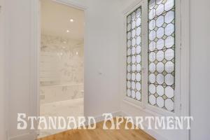 een glazen raam in een kamer met een trap bij Eiffel Tower view Rose, apartment #2 in Parijs