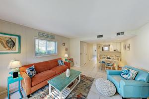 ein Wohnzimmer mit einem Sofa und einem Tisch in der Unterkunft Hilton Head Cabanas 29 in Hilton Head Island