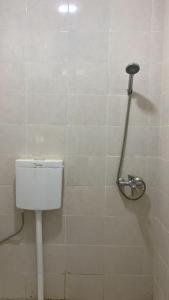 a bathroom with a toilet and a shower at استراحة السهيلي بديه in Al Ghabbī