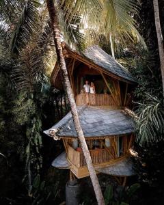 Due persone in una casa sull'albero nella giungla di Ananda House 3bds Eco Bamboo House Pool River View a Bringkit