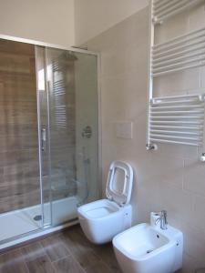 a bathroom with a shower and a toilet and a sink at IMPERIAL FORUM RELAIS in Rome