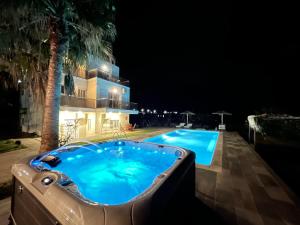 Bazén v ubytovaní Martimi Apartments - 200M from Drapanias Beach - Pool - Hot Tub - Sauna - BBQ alebo v jeho blízkosti
