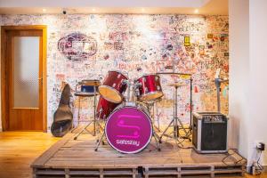 a drum set on a table in front of a wall at Safestay Pisa Centrale in Pisa