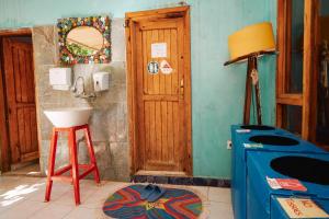 baño con lavabo y puerta de madera en hostel vague, en Antalya