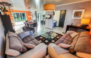 sala de estar con sofá y mesa en Amazing Home In Moelan Sur Mer With Kitchen en Moëlan-sur-Mer