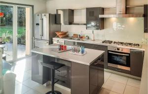 Η κουζίνα ή μικρή κουζίνα στο Lovely Home In Moelan Sur Mer With Wifi
