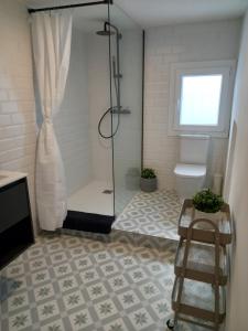 La salle de bains est pourvue d'une douche, de toilettes et d'un tabouret. dans l'établissement Terra Bardenas, à Arguedas