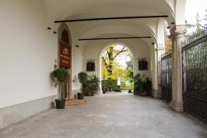 una entrada a un edificio con un arco con macetas en Hotel Parco Borromeo - Monza Brianza, en Cesano Maderno