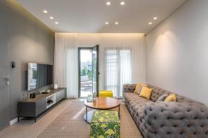 a living room with a couch and a table at Rooftop 2 Luxury Apartment By Nimizz in Tel Aviv