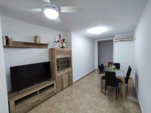TV a/nebo společenská místnost v ubytování Albamar Apartamento 6 personas con parking cerca de la playa
