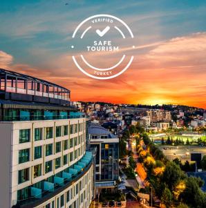 una vista de una ciudad al atardecer con las palabras "turismo seguro" en Clarion Hotel Golden Horn, en Estambul