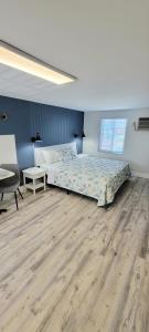 um quarto com uma cama, uma secretária e uma mesa em Satellite Motel em St. Pete Beach