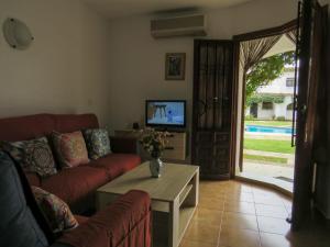 a living room with a couch and a tv at Apartamento Oasis Park in Denia