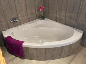 a bath tub with a pink flower on top of it at Casa El Descanso Ortigosa del Monte in Ortigosa del Monte +35 photos