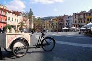 a bike parked on the side of a city street at La Finestra del Pescò in Lerici