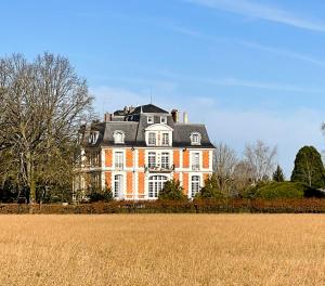 a large house sitting on top of a field at Belle de Brie I - 20 Minuten von Disney, ruhig, Parkplatz im Hof in Hautefeuille
