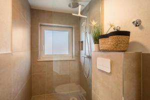 Koupelna v ubytování Allgäu SPA House + 26 fotografií
