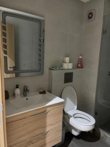 a bathroom with a toilet and a sink and a shower at Séjournez au cœur du Parc in Mohammedia