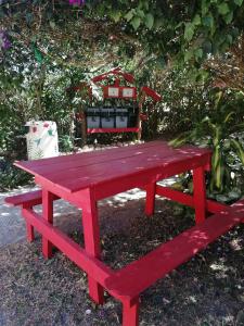 - une table de pique-nique rouge avec un train de jouets dans l'établissement Pensión y Cabinas Colibrí B&B Costa Rica, à Monteverde Costa Rica