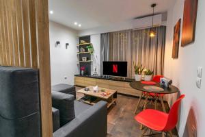 - un salon avec un canapé et une table dans l'établissement Tsimiski Contemporary Studio 1, à Thessalonique