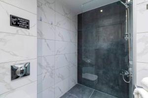 um chuveiro com uma porta de vidro na casa de banho em Tsimiski Contemporary Studio 1 em Tessalônica