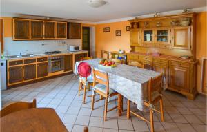eine Küche mit einem Tisch und Stühlen sowie eine Küche mit Holzschränken in der Unterkunft Casa Annarita in Moggiona