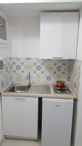 una cucina con lavandino e piano di lavoro di Casa Sofia a Vulcano