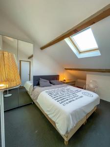 um quarto com uma cama grande e uma clarabóia em Chalet Les Sirènes em Palavas-les-Flots