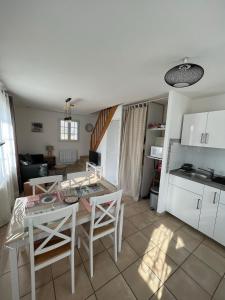 Kuchyň nebo kuchyňský kout v ubytování Maison de Charme