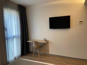 Televízia a/alebo spoločenská miestnosť v ubytovaní Hotel Mestral Perelló